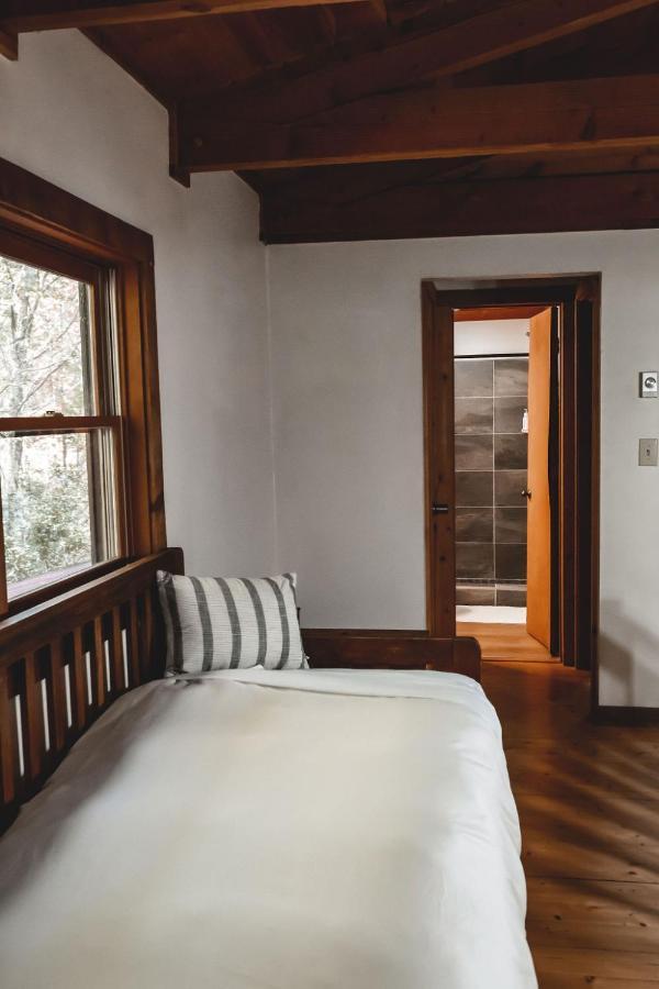 Creekside Overlook At 36 North Cabin - Fireplace Purlear 외부 사진